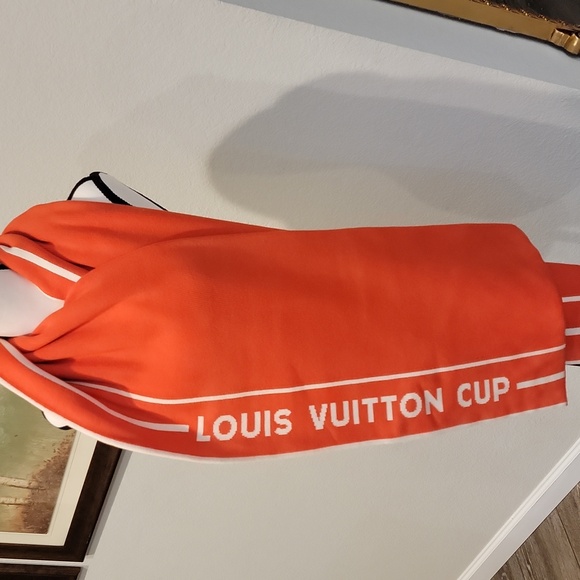 Authentic Louis Vuitton reversible scarf - Picture 3 of 11